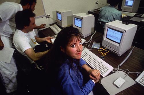 学生在90年代的电脑前微笑