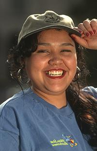 西班牙裔服务机构——微笑的西班牙裔妇女
